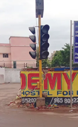 କଟକରେ ଟ୍ରାଫିକ୍‌ ବ୍ୟବସ୍ଥାର ବିକଳ ଚିତ୍ର, ଖରାରେ ସିଝନ୍ତି, ବର୍ଷାରେ ଭିଜନ୍ତି ପୁଲିସ ବାବୁ