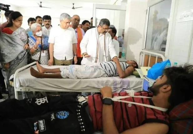 ବାହାନଗା ଟ୍ରେନ୍‌ ଦୁର୍ଘଟଣା: ଭଦ୍ରକ ମେଡ଼ିକାଲରେ ଆହତଙ୍କୁ ଭେଟିଲେ ଦୁଇ କେନ୍ଦ୍ରମନ୍ତ୍ରୀ 