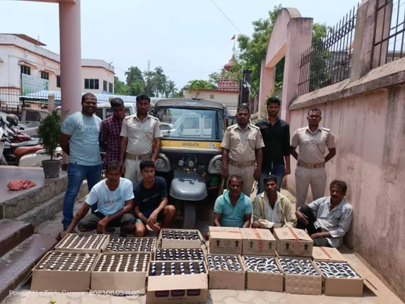 ବିପୁଳ ପରିମାଣର ମଦ ସହିତ ଅଟୋ ଜବତ, ପାଞ୍ଚ ଗିରଫ