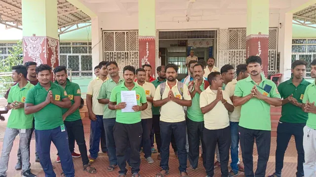 ବର୍ଦ୍ଧିତ ଦରମା ଦାବିରେ ସ୍ମାରକପତ୍ର ଦେଲେ ୧୦୮ ଆମ୍ବୁଲାନ୍ସ ଚାଳକ