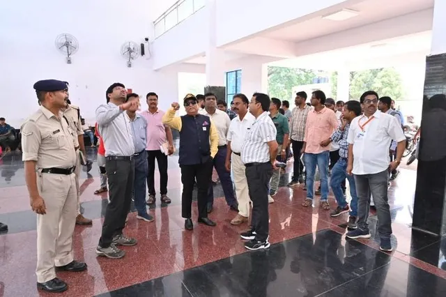 ବିଭିନ୍ନ ଉନ୍ନୟନ କାର୍ଯ୍ୟର ତଦାରଖ କଲେ ରେଳ ବିଭାଗର ଡିଆରଏମ