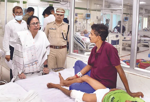 ଏସ୍‌ସିବିରେ ଆହତଙ୍କୁ ଭେଟିଲେ ମମତା