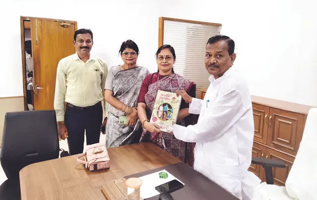 ଗତ ତିନିବର୍ଷରେ ସମ୍ବାଦ ସାହିତ୍ୟଘର ଆନୁକୂଲ୍ୟରେ ରାଜ୍ୟବ୍ୟାପୀ ରୋପିତ ପ୍ରାୟ ଅଢେଇ ଲକ୍ଷ ଚାରା ସମ୍ପର୍କିତ ସୂଚନାଧର୍ମୀ ପୁସ୍ତକକୁ ରାଜ୍ୟ ସଂଯୋଜିକା ଡ.ଶୁଭଶ୍ରୀ ଲେଙ୍କା ରାଜ୍ୟ ଜଙ୍ଗଲ, ପରିବେଶ ଓ ଜଳବାୟୁ ପରିବର୍ତ୍ତନ ମନ୍ତ୍ରୀ ପ୍ରଦୀପ ଅମାତଙ୍କୁ ‘ସମ୍ବାଦ’ର ବାର୍ତ୍ତା ସମ୍ପାଦକ ଅରବିନ୍ଦ ଦାସ ଓ ଏଚ୍ଆର୍ ମହାପ୍ରବନ୍ଧକ ବୈଜୟନ୍ତୀ କରଙ୍କ ଉପସ୍ଥିତିରେ ଲୋକସେବା ଭବନସ୍ଥିତ ମନ୍ତ୍ରୀଙ୍କ ପ୍ରକୋଷ୍ଠରେ ପ୍ରଦାନ କରୁଛନ୍ତି।