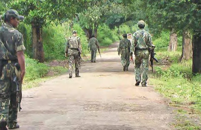 ବିଜାପୁରରେ ଯବାନ ଓ ମାଓବାଦୀ ମୁହାଁମୁହିଁ: ବୋମା ଶବ୍ଦରେ ଥରହର ହେଲା ଅଞ୍ଚଳ