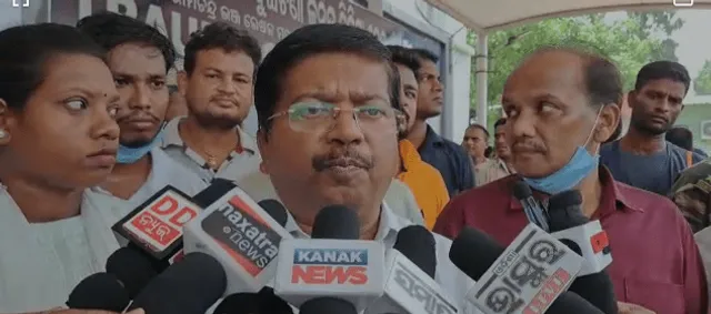 ଏସସିବିରେ ଖାଦ୍ୟ ଯୋଗାଣ ଓ ଖାଉଟି ମନ୍ତ୍ରୀ ଅତନୁ ସବ୍ୟସାଚୀ: ବାହନଗା ରେଳ ଦୁର୍ଘଟଣାରେ ଆହତଙ୍କ ସ୍ୱାସ୍ଥ୍ୟାବସ୍ଥା ପଚାରି ବୁଝିଲେ