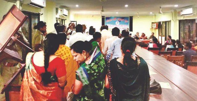 ଅସ୍ତରଙ୍ଗ ପଞ୍ଚାୟତ ସମିତି ବୈଠକ: ମନ୍ତ୍ରୀଙ୍କ ଉପସ୍ଥିତିରେ ଚୌକି ଫିଙ୍ଗାଫୋପଡ଼ା