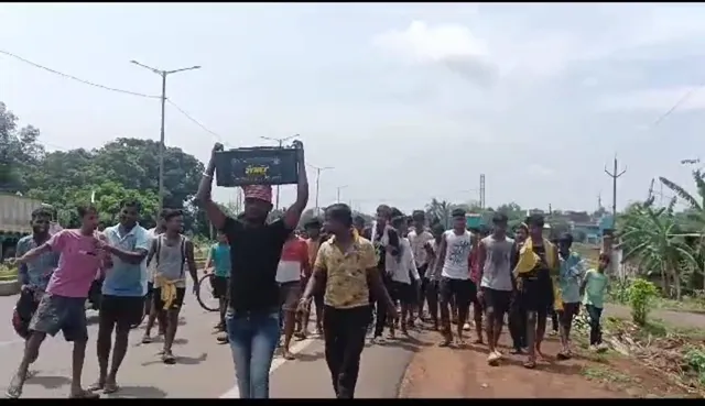 ଉତ୍ତ୍ୟକ୍ତ ଜନତାଙ୍କ ରୋଷର ଶିକାର ହୋଇ ୨ କିମି ବ୍ୟାଟେରି ମୁଣ୍ଡାଇ ଚାଲିଲା ଚୋର