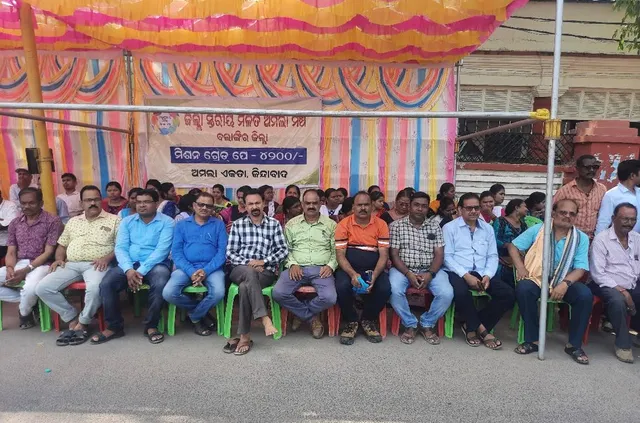 ବଲାଙ୍ଗୀର: ରାଜ ରାସ୍ତାକୁ ଓହ୍ଲାଇଲେ ଅମଲା