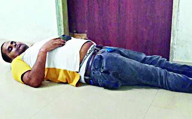 ଟେଣ୍ଡର ପ୍ରକ୍ରିୟାରେ ଚଞ୍ଚକତା ଅଭିଯୋଗ: ଆର୍‌ଡି ଅଫିସ୍‌ ସମ୍ମୁଖରେ ଶୋଇଲେ ଠିକାଦାର