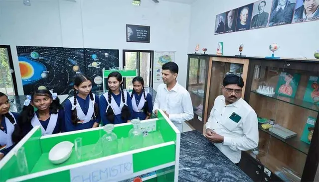 ବରଗଡ଼ ଗସ୍ତରେ ୫-ଟି ସଚିବ; ବିଭିନ୍ନ ପ୍ରକଳ୍ପ ବୁଲିଲେ, ଛାତ୍ରଛାତ୍ରୀଙ୍କୁ ଭେଟିଲେ