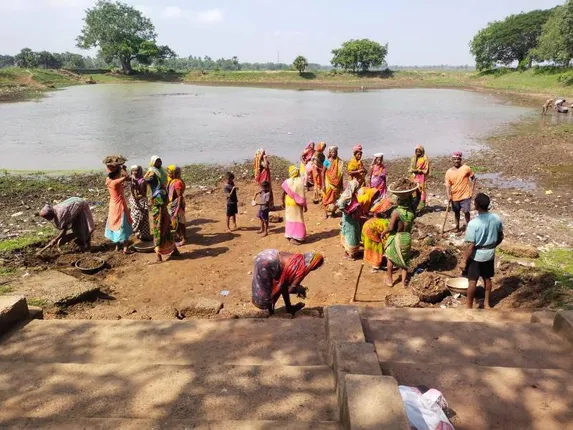 ପ୍ରଶାସନର ଅବହେଳା ଯୋଗୁ ପୋଖରୀ ପୁନରୁଦ୍ଧାର କଲେ ଗ୍ରାମବାସୀ