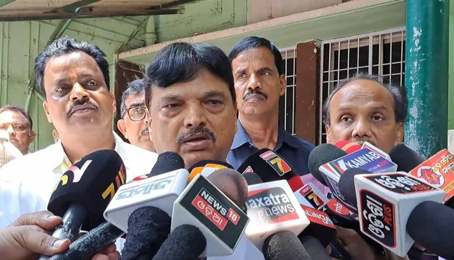 ଏସସିବିରେ ଚିକିତ୍ସାରତ ଆହତଙ୍କୁ ଭେଟିଲେ ସ୍ୱାସ୍ଥ୍ୟ ମନ୍ତ୍ରୀ