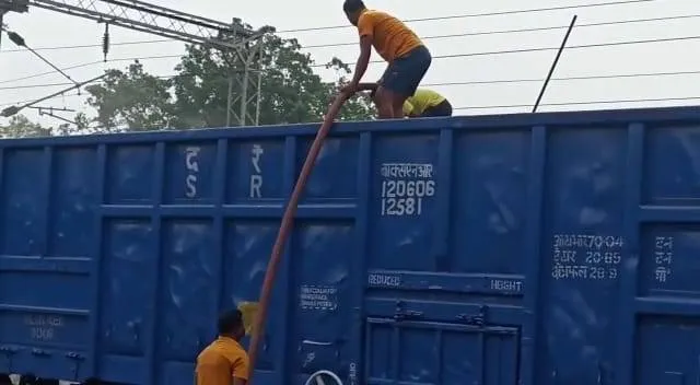 କୋଇଲା ବୋଝେଇ ଟ୍ରେନରେ ଲାଗିଲା ନିଆଁ, ଆୟତ୍ତ କଲେ ଅଗ୍ନିଶମ ବାହିନୀ ଓ ରେଳବାଇ ପୁଲିସ