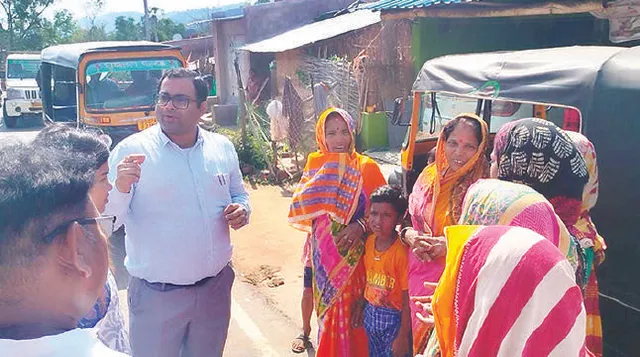 ପାଣି ପାଇଁ ଜିଲ୍ଲାପାଳଙ୍କୁ ରୋକିଲେ ମହିଳା