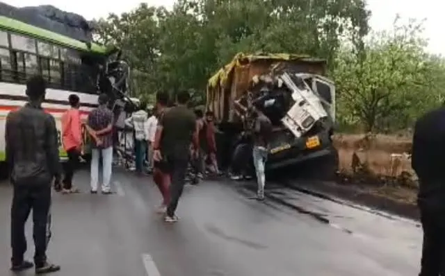 ଲଖନପୁରରେ ମୁହାଁମୁହିଁ ହେଲେ ଯାତ୍ରୀବାହୀ ବସ୍‌ ଓ ଟ୍ରକ୍‌, ୨ ଡ୍ରାଇଭରଙ୍କ ସମେତ ୧୦ ଆହତ