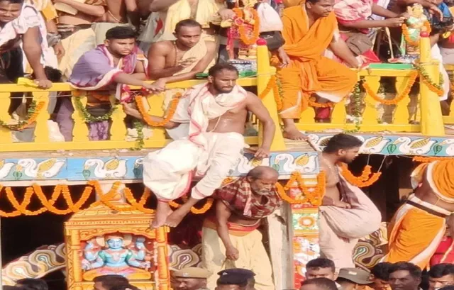 ଅଶୋଭନୀୟ ! ପାର୍ଶ୍ବ ଦେବଦେବୀଙ୍କ ଉପରେ ଗୋଡ଼ରଖି ବସିଲେ ସେବକ