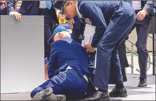 ମଞ୍ଚରେ ଝୁଣ୍ଟି ପଡ଼ିଗଲେ ବାଇଡେନ