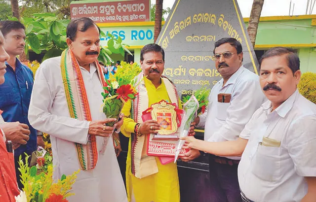 ବିଦ୍ୟାପୀଠ ପରିଦର୍ଶନ କଲେ କେନ୍ଦ୍ରମନ୍ତ୍ରୀ