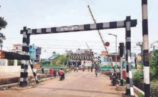 ଟ୍ରାକ୍‌ ଯନ୍ତ୍ରଣା: ଖଲ୍ଲିକୋଟରୁ ସୋରଳ, ୭୫ କିମି ରେଳଧାରଣା ଭିତରେ ୨୫ ଫାଟକ; ସବୁ ଆର୍‌ଓବି ପ୍ରସ୍ତାବରେ ଅଟକିଛି