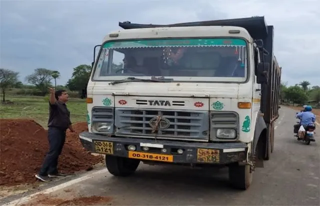 ବେଆଇନ ମୋରମ ଚାଲାଣ କରୁଥିବା ଗାଡ଼ି ଜବତ, ୧ ଲକ୍ଷ ଜରିମାନା