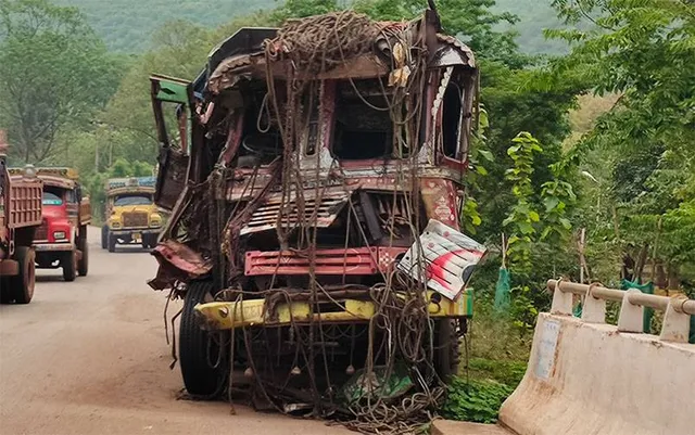 ରାସ୍ତାରୁ ହଟୁନି ଦୁର୍ଘଟଣାଗ୍ରସ୍ତ ଗାଡ଼ି