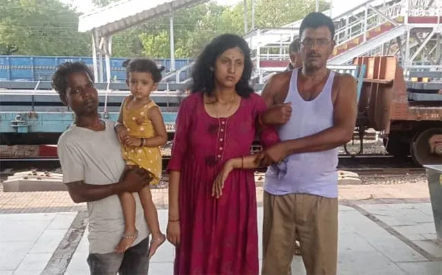 ବାପା ଟ୍ରେନ୍‌ରେ ଚଢ଼ି ନପାରିବା ଆଶଙ୍କାରେ ୪ ବର୍ଷର ଝିଅକୁ ଧରି ଚଳନ୍ତା ଟ୍ରେନ୍‌ରୁ ଡେଇଁ ପଡ଼ିଲା ମା’