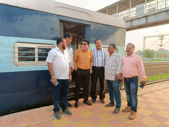 କିରଣ୍ଡୁଲ-ବିଶାଖାପାଟଣା ଏକ୍ସପ୍ରେସ୍‌କୁ ଭୁବନେଶ୍ୱର ସମ୍ପ୍ରସାରଣ ଦାବି, ଡିଆରଏମଙ୍କୁ ସ୍ମାରକପତ୍ର ପ୍ରଦାନ