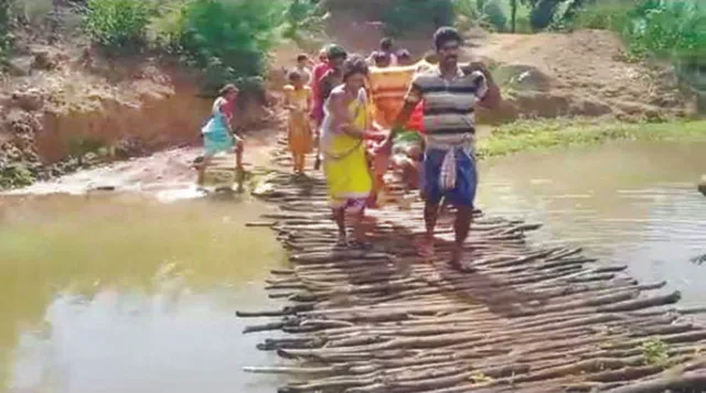 ପୁଣି ଜନନୀ ଯନ୍ତ୍ରଣା: ଖଟିଆରେ ଦେଢ଼ କିମି ବୁହାହେଲେ ଗର୍ଭବତୀ