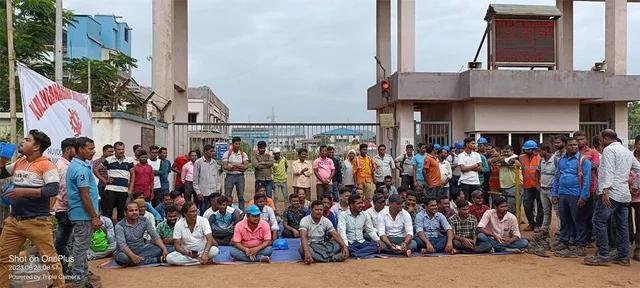 କଳିଙ୍ଗନଗର ଶିଳ୍ପାଞ୍ଚଳରେ ଶ୍ରମିକ ଅଶାନ୍ତି; ଦୁଇ କାରଖାନା ଆଗରେ ଧାରଣା