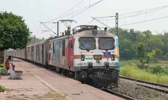 ଟ୍ରାକ୍‌ରେ ପୁଣି ଦୌଡ଼ିଲା କରମଣ୍ଡଳ