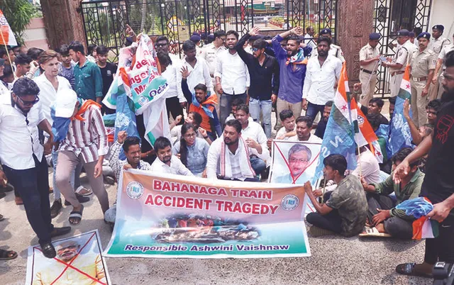 ପ୍ରଦେଶ ଛାତ୍ର କଂଗ୍ରେସ ପକ୍ଷରୁ ରେଳ ସଦନ ଘେରାଉ