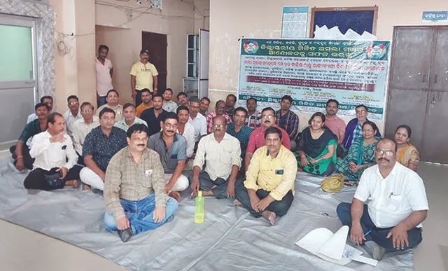 ବେତନ ପାଇଁ ଛୁଟିରେ ଅମଲା; ଜିଲ୍ଲା, ବ୍ଲକ୍‌ରେ ସବୁ କାର୍ଯ୍ୟାଳୟ ଅଚଳ