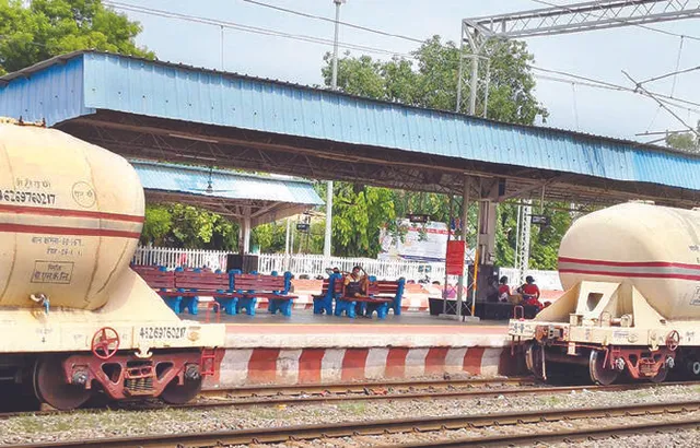 ଦୁଇଭାଗ ହୋଇଗଲା ମାଲଗାଡ଼ି