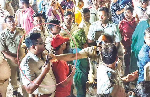 ପୁଲିସବାବୁଙ୍କ ମୋବାଇଲ ଛଡ଼ାଇନେଲେ ଏସ୍‌ପି, ନିଜ କାମ ଛାଡ଼ି ରେକର୍ଡିଂ କରୁଥିଲେ ପହଣ୍ଡି ଦୃଶ୍ୟ