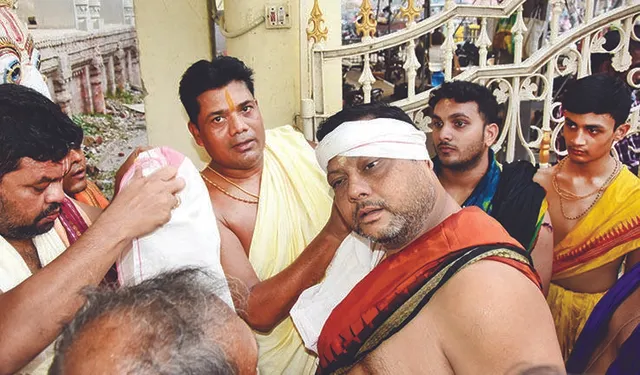 ଶାଢ଼ି ବନ୍ଧାଇଲେ ଦଇତାପତି; ଅନ୍ୟ ସେବକ ଥରେ, ଦଇତାପତି ବାନ୍ଧନ୍ତି ପ୍ରତିବର୍ଷ