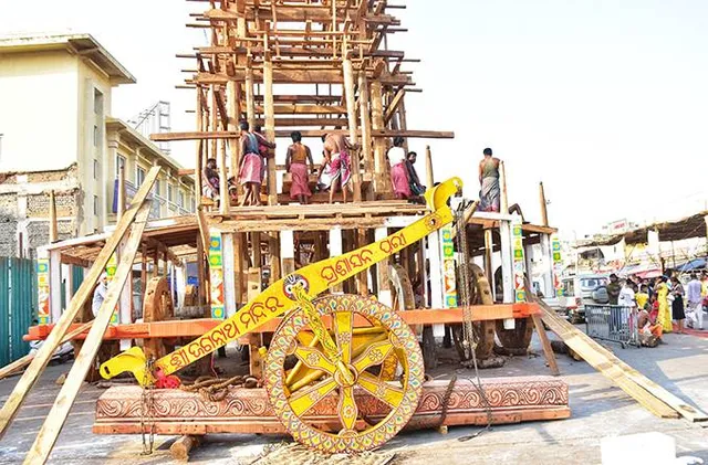 ତିନିରଥର ‘ବେଦି’ ନିର୍ମାଣ ଆରମ୍ଭ