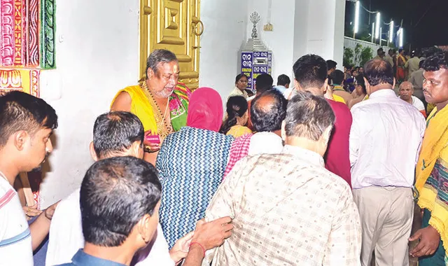 ଠାକୁରଙ୍କୁ ସ୍ପର୍ଶ କଲେ ପଶ୍ଚିମବଙ୍ଗ ପର୍ଯ୍ୟଟକ, ପହଣ୍ଡି ବେଳେ ଶ୍ରୀଗୁଣ୍ଡିଚା ମନ୍ଦିରରେ ପଶିଗଲେ