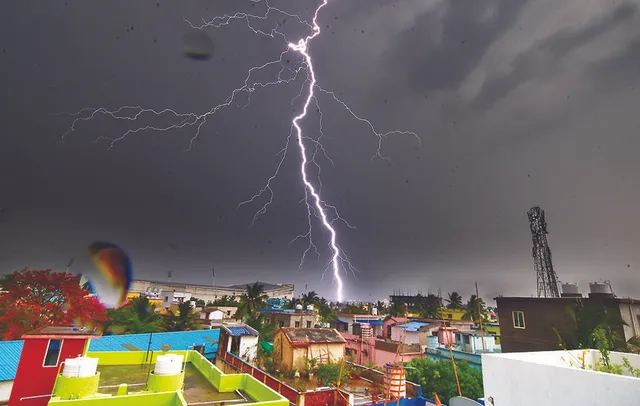 ରାଜଧାନୀରେ କାଳବୈଶାଖୀ ତାଣ୍ଡବ: ଗର୍ଜିଲା, ଭାଙ୍ଗିଲା, ଭସାଇଲା