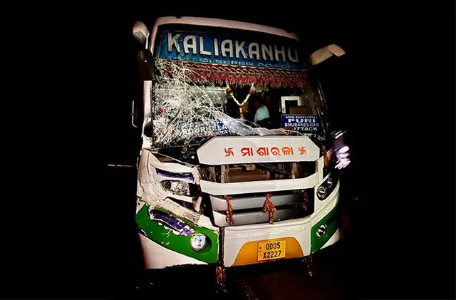 ଟ୍ରଲରକୁ ପିଟିଲା ନାଇଟ୍‌ କୋଚ୍‌ ବସ୍‌: ହେ‌ଲପର ସମେତ ୪ ଯାତ୍ରୀ ଆହତ