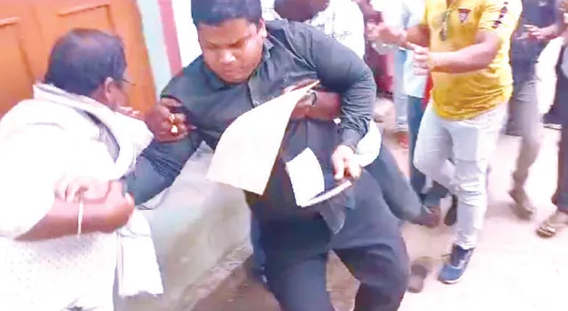 ସରକାରୀ କର୍ମଚାରୀ ଅସୁରକ୍ଷିତ: ବ୍ଲକ୍‌ କାର୍ଯ୍ୟାଳୟରେ ଯନ୍ତ୍ରୀଙ୍କୁ ପିଟିଲେ ଠିକାଦାର