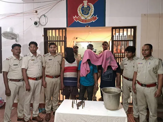 ଦାଦାବଟି ମାମଲାରେ କୋଲକାତାରୁ ୩ ଗିରଫ; ପିସ୍ତଲ ସହ ଗୁଳି ଓ ବୋମା ଜବତ