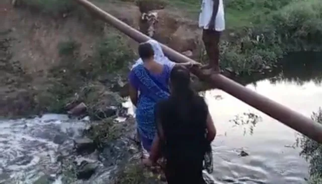 ଧୋଇଗଲା ନାଳର କଲଭର୍ଟ: ଷ୍ଟେସନ ଯିବାକୁ ଲୁହାପାଇପ୍‌ ଭରସା