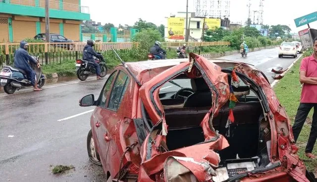 ଅଜଣା ଗାଡ଼ି ଧକ୍କାରେ କାର ଚୂରମାର