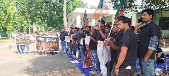 ତାଳଚେର: ବିଜେପି ପକ୍ଷରୁ କଳା ପୋଷାକ ପିନ୍ଧି ୫ଟି ସଚିବଙ୍କୁ ବିରୋଧ