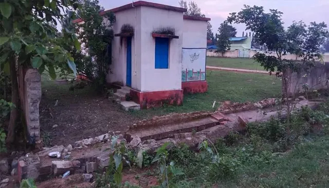 ବିଦ୍ୟାଳୟ ପାଚେରି ଭାଙ୍ଗିଲା