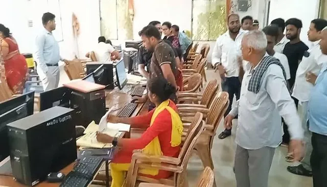 ବରୀ ବ୍ଲକ୍‌ରେ ହଟଚମଟ : ସରକାରୀ କର୍ମଚାରୀଙ୍କୁ ବାହାର କଲେ, ଅଧ୍ୟକ୍ଷଙ୍କ କାର୍ଯ୍ୟାଳୟ ବନ୍ଦ କଲେ