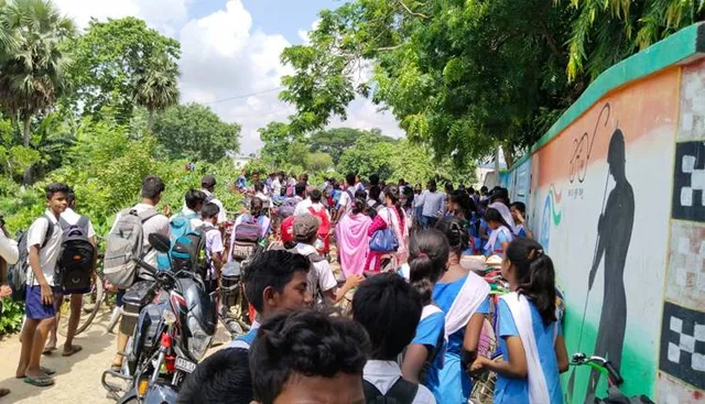 ଠିକ୍‌ ସମୟରେ ଖୋଲାହେଲାନି ସ୍କୁଲ ଫାଟକ, ଖରାରେ ସିଝିଲେ ପିଲା