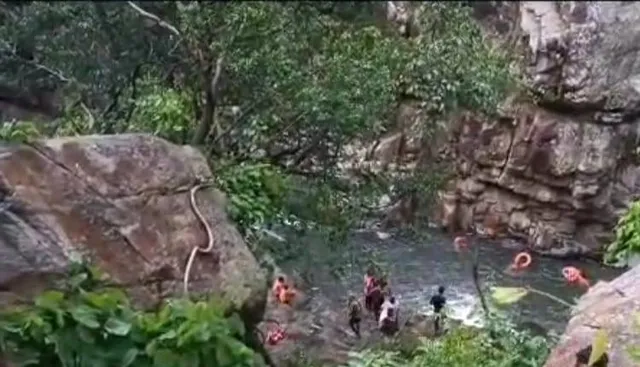 ବାଦଲଗିରି ଜଳପ୍ରପାତ‌ରେ ଏନ୍ଆଇଟି କର୍ମଚାରୀ ନିଖୋଜ