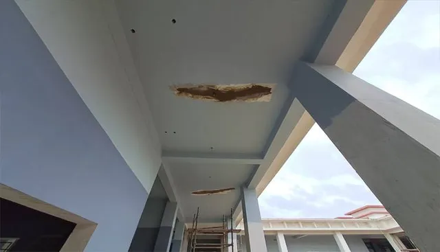 ଉଦ୍‌ଘାଟନ ପୂର୍ବରୁ ରାଜଘାଟ ଛାତରୁ ଝରୁଛି ପାଣି