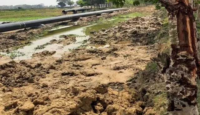 ପାଇପ୍‌ଲାଇନ୍‌ରେ କ୍ଷତିଗ୍ରସ୍ତ ହେଉଛି ଚାଷଜମି